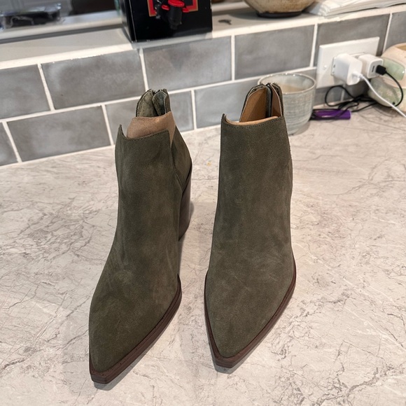 Vince Camuto Gigietta Suede Bootie Dark Green NWOB - Picture 3 of 3